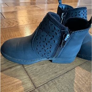 Used Oshkosh black boots, toddler size 9